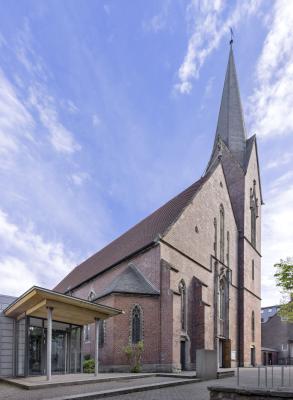 Gemeindehaus St. Franziskus, Haupteingang mit nebenstehender Kirche
