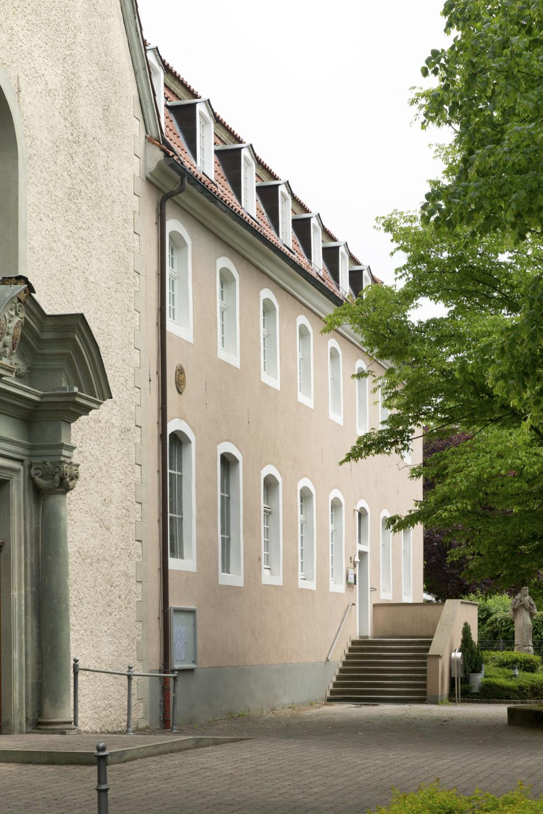 Blick vom Portal der Klosterkirche zum eh. Klostergebäude