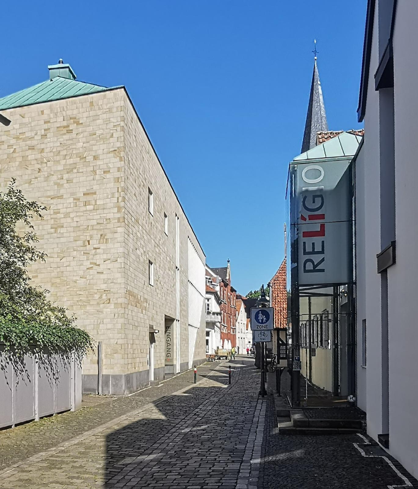 Blick in die Herrenstraße mit Museumsbauten