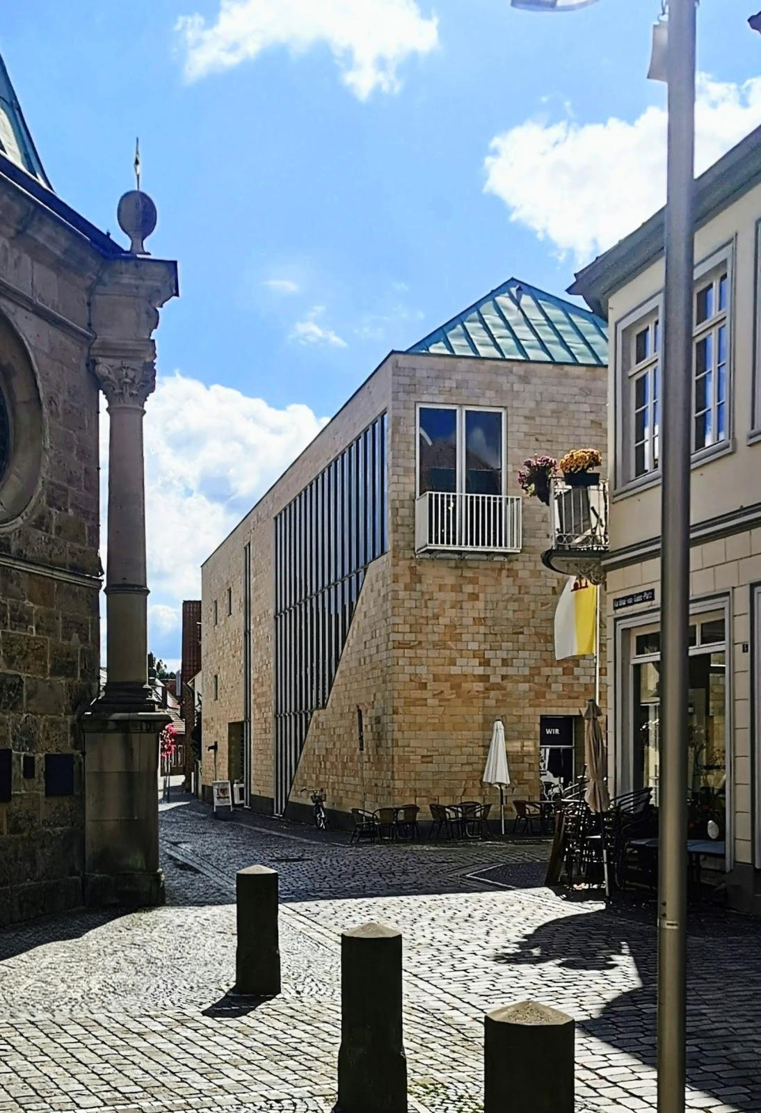 Blick vom Kardinal-von-Galen-Platz auf den Neubau