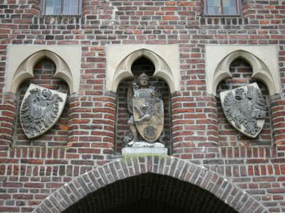 Steinmetzarbeiten über der Tordurchfahrt mit Wappen und Stadtpatron St. Georg