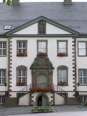 Mittelrisalit mit barockem Eingang mit Klosterwappen