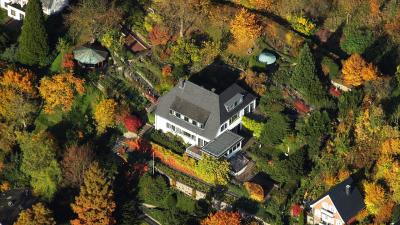 Luftbild des Wohnhauses von Konrad Adenauers mit Gartenanlage