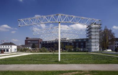 Reste der Tragkonstruktion der Firmenhalle der Spar-Zentrale Duisburg