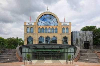 Nordfassade des renovierten Festhauses mit Eingang zu den Sälen