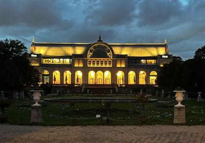 Haupthaus Flora am Abend