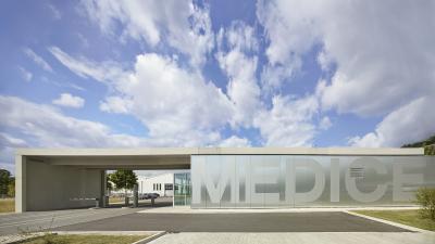 Hauptverwaltung Medice, Eingangsportal