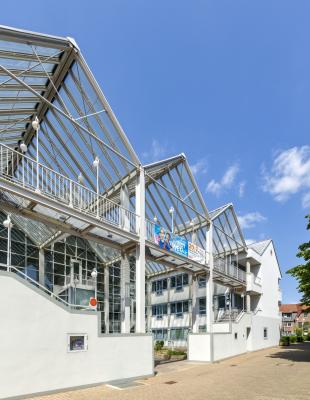 Offene Halle mit drei gläsernen Satteldächern