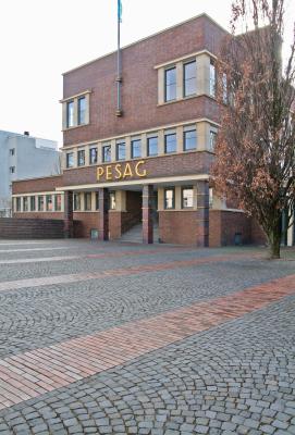 Eingangsfront der PESAG mit vorkragendem Obergeschoss