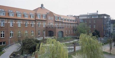 Nordfassade mit der ehemaligen Zufahrt zum Krankenhaus.