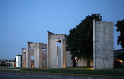 Gemeindezentrum und Synagoge bei Dämmerung