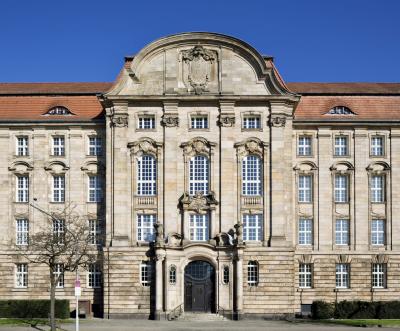Oberlandesgericht Düsseldorf, Straßenfassade mit Haupteingang
