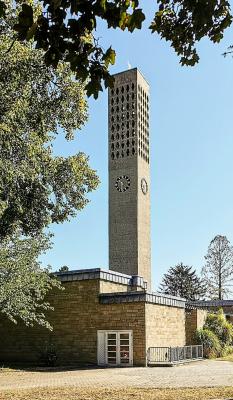 Schlanker Glockenturm von St. Josef Grevenbroich, oben perforiert