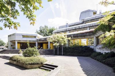 Rathaus Gronau, westlicher Vorplatz