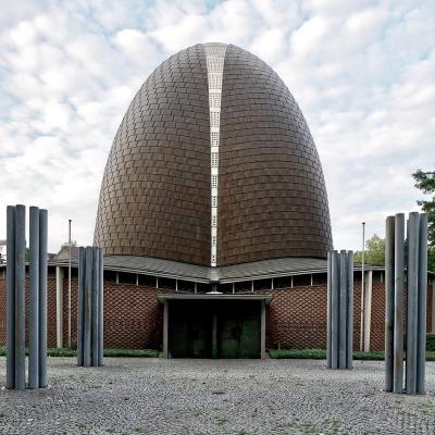 Frontansicht nachkriegsmoderner Neubau St. Rochus, Haupteingang