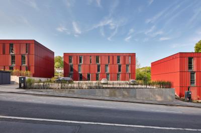 Variowohnungen Wuppertal, dreigeschossige Zeilenbauten mit roter Metallfassade