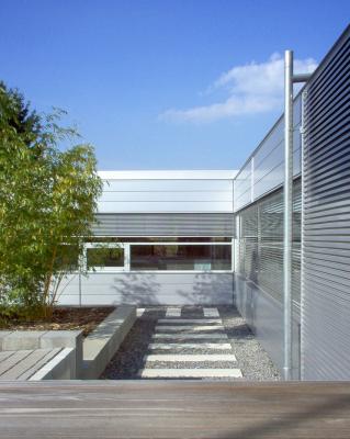 Außenperspektive Innenhof Bösl Medizintechnik GmbH
