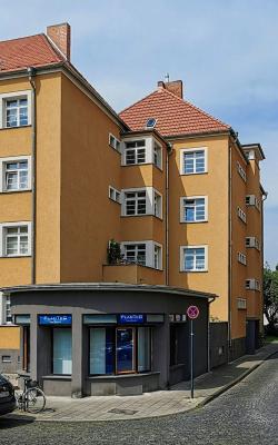 Wohnsiedlung Bickendorf II, Eckgebäude am Wacholderweg
