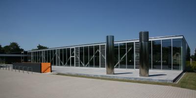 Mehrfachsporthalle, Außenperspektive mit Vorplatz