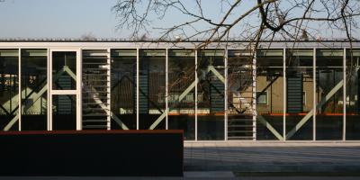 Mehrfachsporthalle, Detailbild Fassade mit hinterliegendem Tragwerk