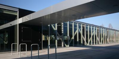 Mehrfachsporthalle, überdachter Haupteingang