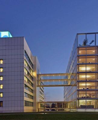 Verglaste Brückenstege verbinden den Neubau mit dem Bestand.