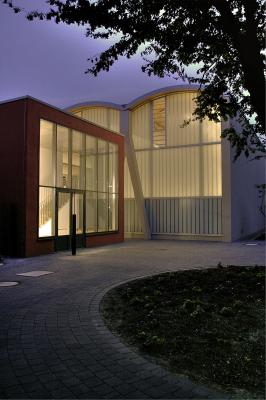 Eingangsbereich Schulsporthalle in der Dämmerung