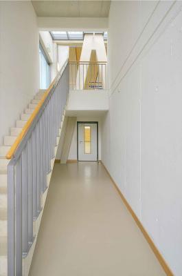 Innentreppe mit Blick zu gespreizter Stütze