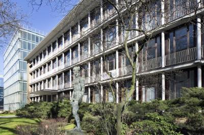 Drahthaus mit grünem Vorbereich