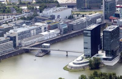 Brücke über den Handelshafen mit Hyatt Hotel von oben
