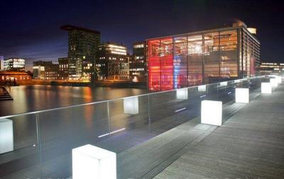 Lichtkuben und farbig beleuchtetes Brückenhaus