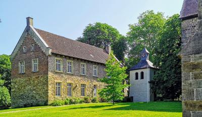 Altes Pastorat mit Glockenturm