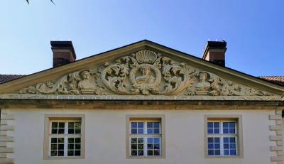 Mittelrisalit mit Ziergiebel