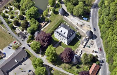 Luftaufnahme Herrenhaus und ehem. Geschütztürme