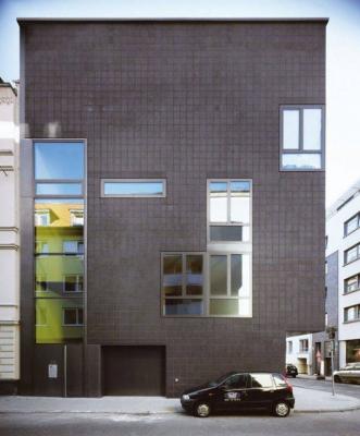 Fassade zur Dagobertstraße