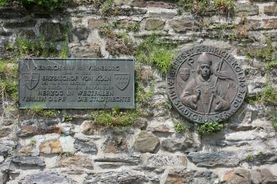 Tafeln an der südlichen Mauerseite 