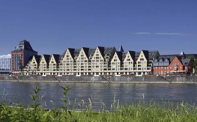 Ansicht Rheinauhafen Köln von der anderen Rheinseite