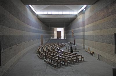 Innenansicht Kirchenraum mit Oberlicht