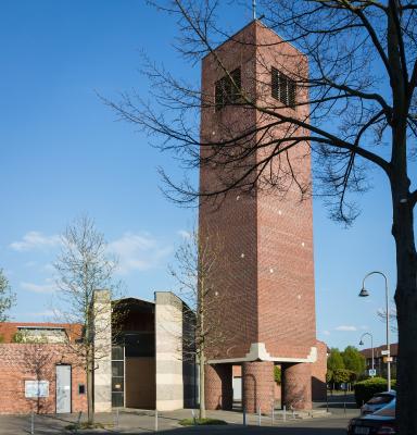 Westeingang neben dem freistehenden Kirchturm