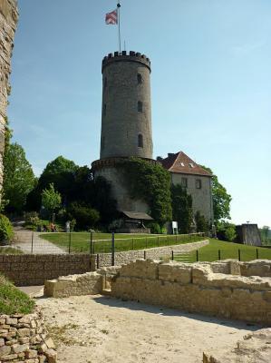Bergfried mit Palas und Ausgrabungs-Bereich