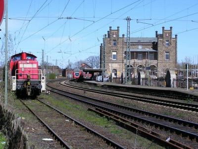 Blick von den Schienen auf den Bahnhof Minden
