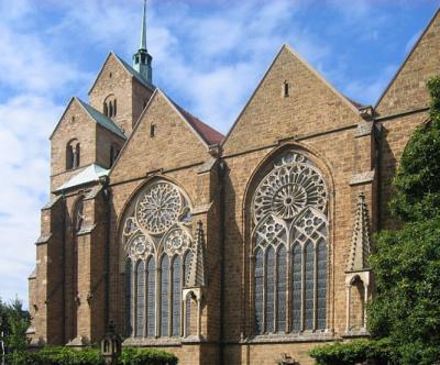Südansicht der Maßwerkfenster am Langhaus
