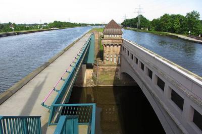 Blick zur Weser zwischen neuer und alter Kanalbrücke