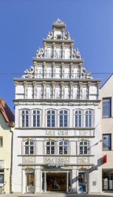 frontaler Blick auf die Fassade von Haus Hill in Minden