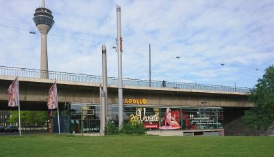 Apollo Varieté Düsseldorf unter der Rheinkniebrücke