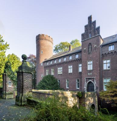 Westflügel mit Portal