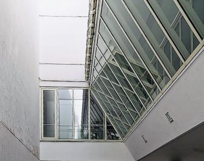 Fassadengestaltung über dem Wasserbecken