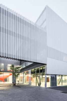 Außenperspektive, transluzente Fassade mit Höhenstaffelung