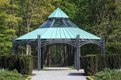 Pavillon als Mittelpunkt des Schlossparks Benkhausen