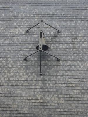 Detailansicht Glocke an der Fassade von St. Helena Bonn